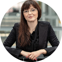 dr. Špela Arhar Holdt